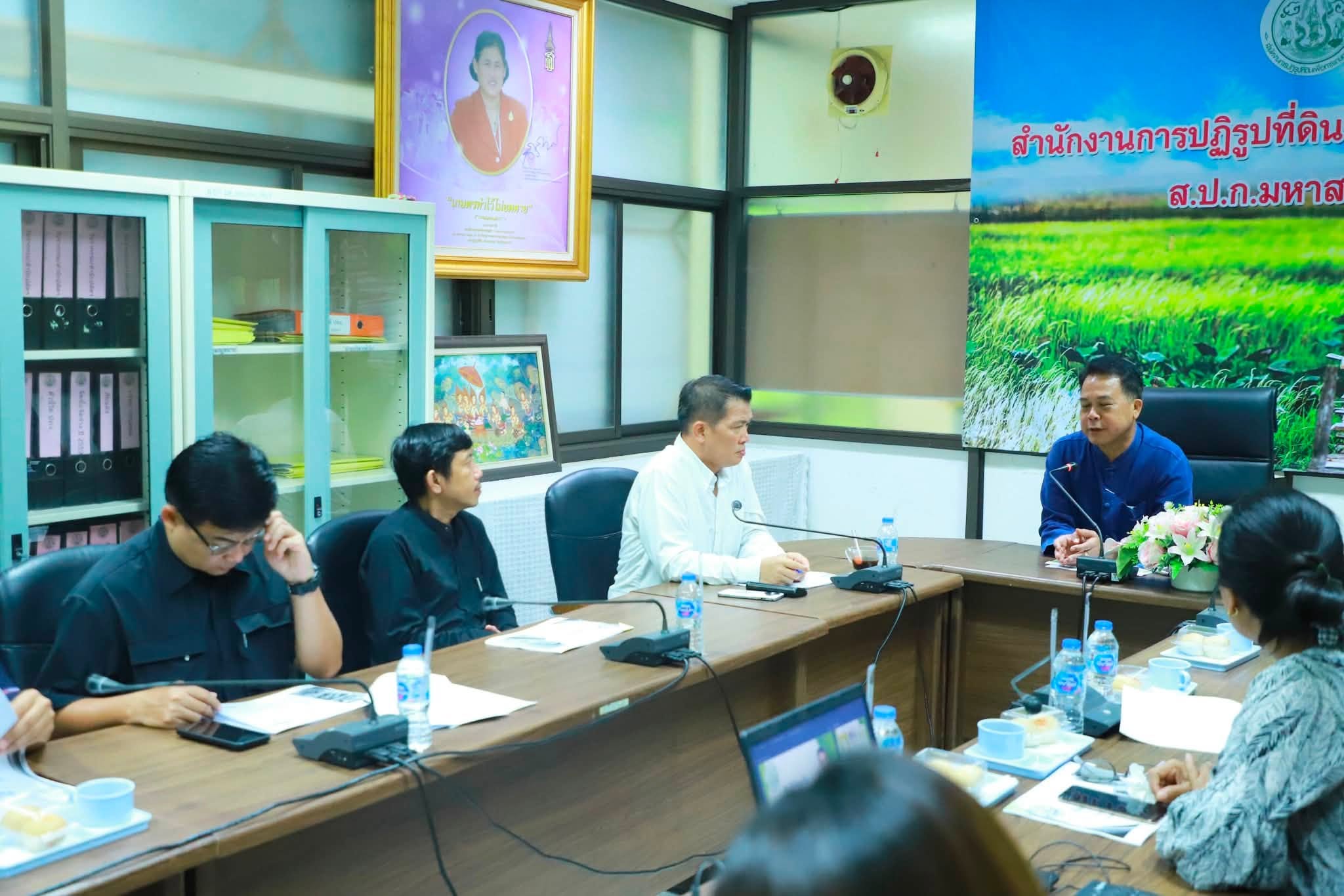 title - รองเลขาธิการ ส.ป.ก. ลงพื้นที่ตรวจเยี่ยม ส.ป.ก.มหาสารคาม พร้อมมอบโฉนดเพื่อการเกษตรให้แก่เกษตรกร